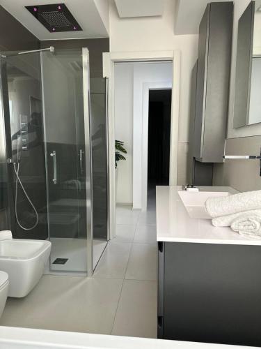 un bagno con doccia, WC e lavandino di Residence Dominic a Peschici