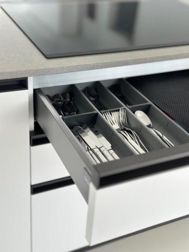un cassetto in un mobile della cucina con utensili di Residence Dominic a Peschici