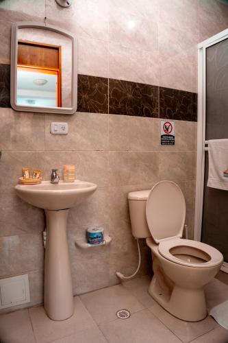 a bathroom with a toilet and a sink at Apartamento Miss Brigida in San Andrés