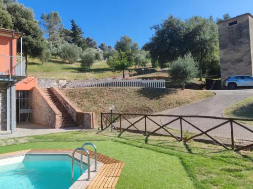 a house with a swimming pool and a fence at "Casa Parletto" - Villa Esclusiva con Piscina in Caldana