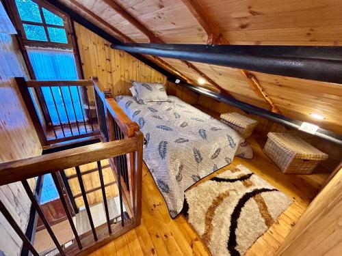 a bedroom in a log cabin with a bed at Cabaña San Isidro in Choachí
