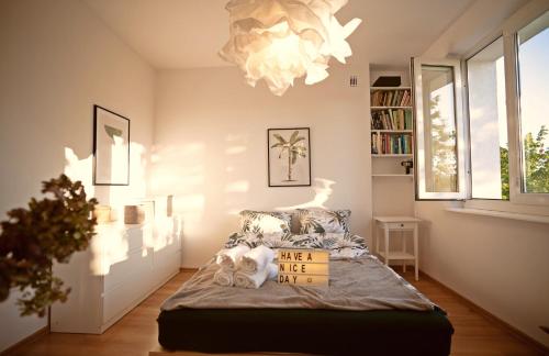 Ένα ή περισσότερα κρεβάτια σε δωμάτιο στο Spacious, quiet and bright apartment, close center - Mokotów air-conditioned rooms