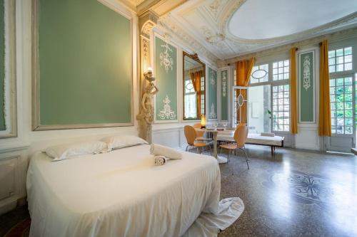 une chambre avec un lit et une table dedans dans l'établissement Le Versailles Unique et Charme, à Montpellier