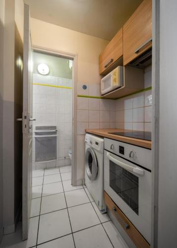 une cuisine avec un lave-linge et un lave-linge dans l'établissement Le Versailles Unique et Charme, à Montpellier