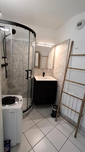 une salle de bain avec une douche, un lavabo et des toilettes dans l'établissement Résidence le Hameau de Cap Esterel - maeva Home - Studio 4 Personnes - Sélection MAE-0574, à Saint-Raphaël