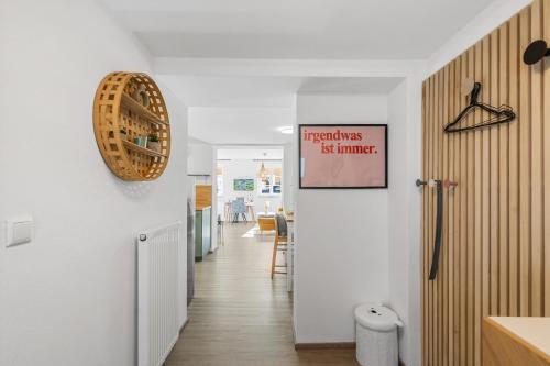 a hallway leading to a kitchen with a white wall at Ferienwohnung Goltan - Zentral - Küche - WIFI in Abensberg