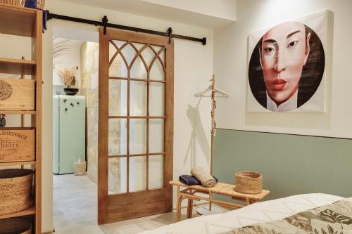 une chambre avec une porte et une photo d'une femme dans l'établissement Bohème eyes - Bordeauxlidays, à Bordeaux