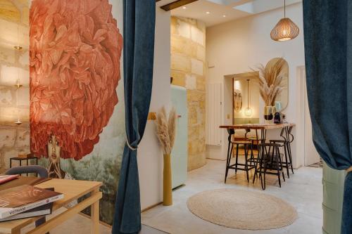 - un salon avec des rideaux bleus et une table dans l'établissement Bohème eyes - Bordeauxlidays, à Bordeaux