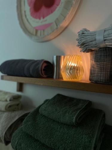 a bathroom with a shelf with towels and a mirror at Tre Colonne in Terni