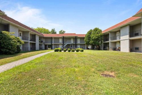 an empty lawn in front of a building at The Luxe Nook, Premier Studio in Scenic Congers in Congers