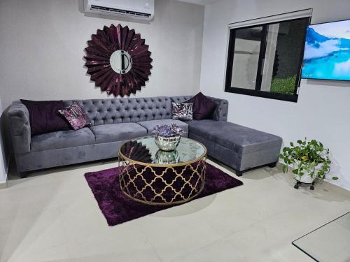 a living room with a couch and a table at AC0 Casa de lujo en privada Altana in Culiacán