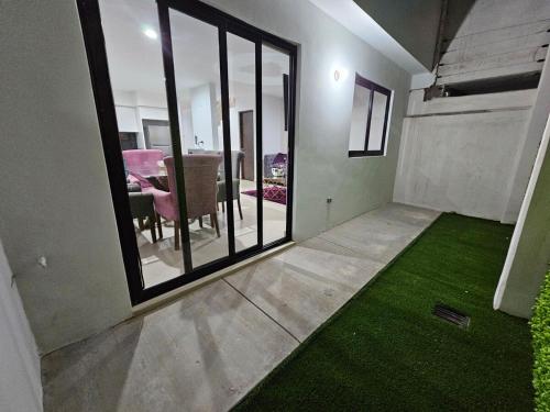 a room with a large window and a green carpet at AC0 Casa de lujo en privada Altana in Culiacán