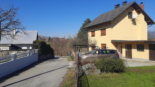 オグリンにあるApartman 4Mの家の前に停車する車