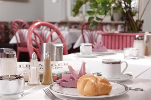 una mesa con un plato con un cruasán en Art-Hotel Erlangen en Erlangen