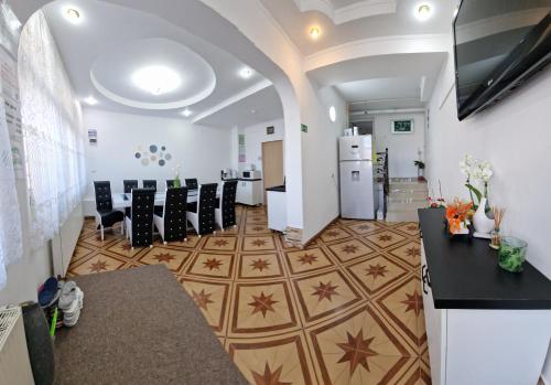 O bucătărie sau chicinetă la Casa Caldura Rodica