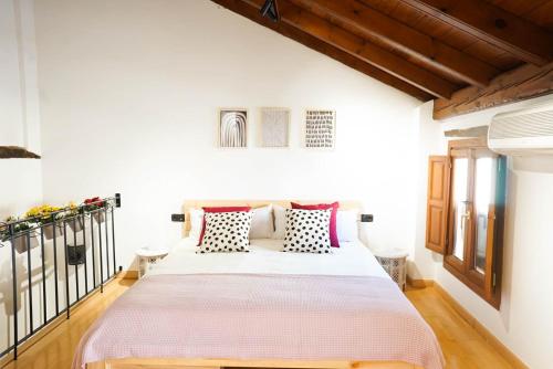 a bedroom with a large white bed with pillows at Preciosa casa en el Albaicín in Granada