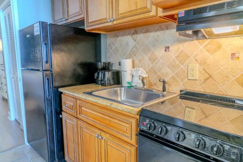 Η κουζίνα ή μικρή κουζίνα στο Oceanfront 1BR Suite! Perfect For 8 Guests!- Pinnacle Tower 1456
