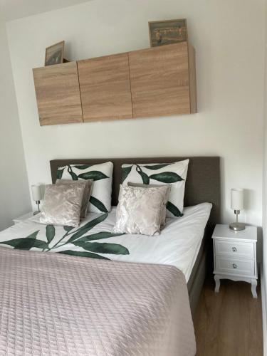 a bedroom with a bed with two pillows at Noordster Beachhouse, Noordwijk aan Zee in Noordwijk