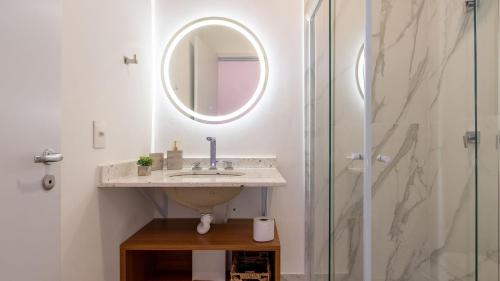 un bagno con lavandino e doccia di DH: Alto Pinheiros: Luxo e Exclusividade com vista Panorâmica. a San Paolo