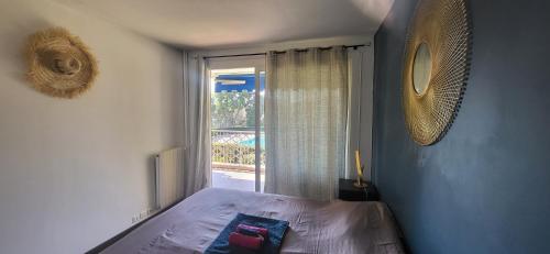 une chambre avec un lit et une grande fenêtre dans l'établissement Superbe 3p piscine riviera and dolce vita, à Antibes