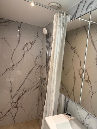 Ένα μπάνιο στο Piano Apartment