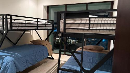 Un par de literas en una habitación en Departameto en Residencial La Isla Acapulco Torre G, en Acapulco