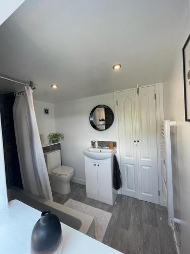 Un baño blanco con inodoro y lavabo. en Studio 114, en Isle of Wight