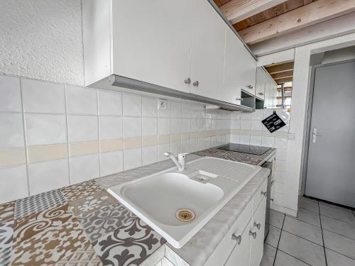 Dapur atau dapur kecil di Séjour bord de mer T3 avec piscine & parking