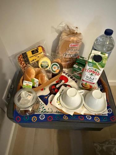 een plank in een koelkast gevuld met eten en drinken bij Casa das Naus - Lisbon riverside in Almada