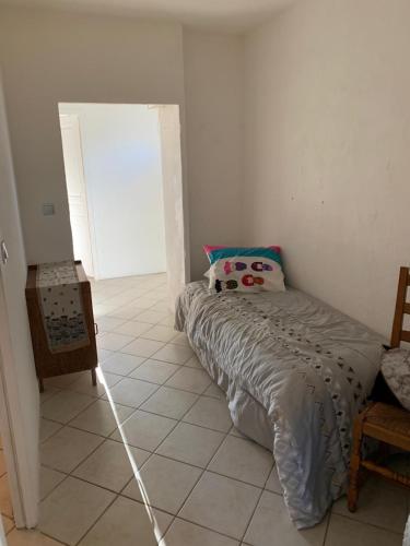 une chambre avec un lit auquel est attachée une corde dans l'établissement PETITE Maison de village Fontienne 21 chemin des charbonniers, à Fontienne