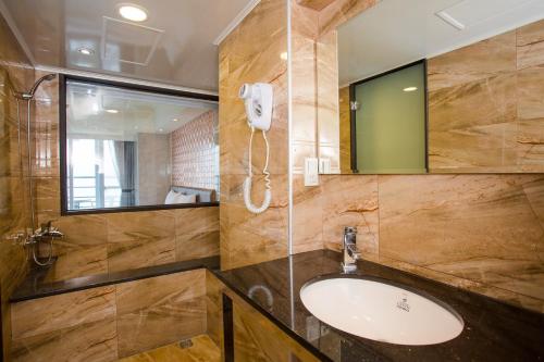 a bathroom with a sink and a mirror at Shui Sha Lian Hotel in Yuchi