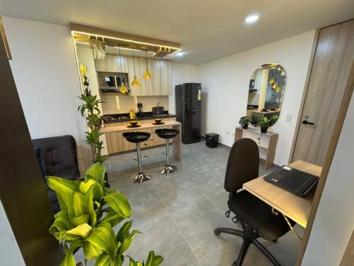 a room with a kitchen with a table and chairs at Lujoso y acogedor apartamento in Sabaneta