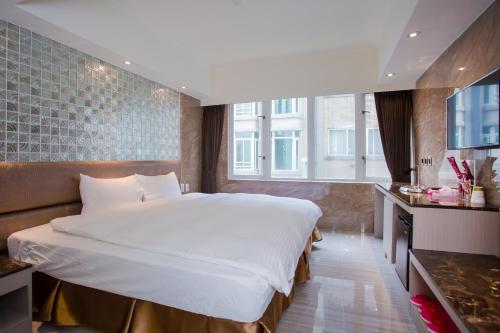 a bedroom with a large white bed in a room at Shui Sha Lian Hotel in Yuchi