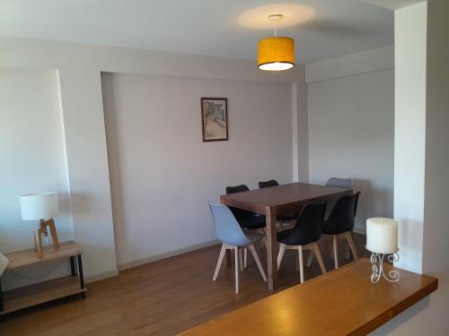 a dining room with a table and chairs at Carocito Departamento in San Carlos de Bariloche