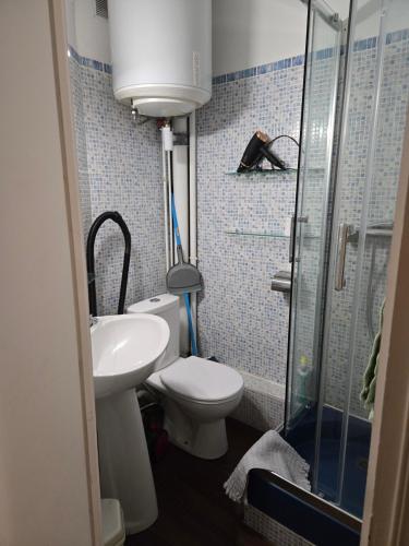 une salle de bain avec toilettes, lavabo et douche dans l'établissement Studio Deauville hypercentre, à Deauville