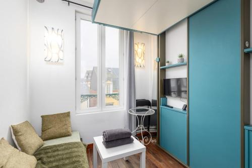 un salon avec un canapé et une fenêtre dans l'établissement Studio Deauville hypercentre, à Deauville