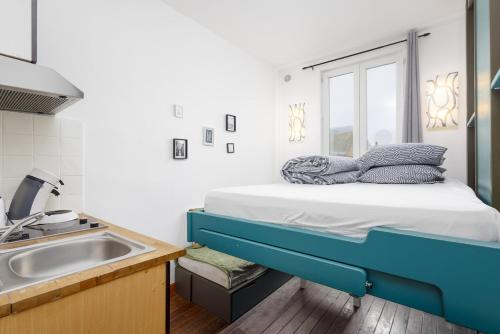 - une chambre avec un lit, une fenêtre et un lavabo dans l'établissement Studio Deauville hypercentre, à Deauville