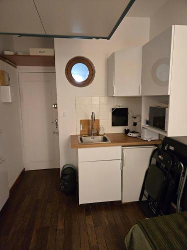 une petite cuisine avec un évier et une fenêtre dans l'établissement Studio Deauville hypercentre, à Deauville