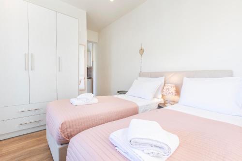 Una cama o camas en una habitación de Domenicas Corfu