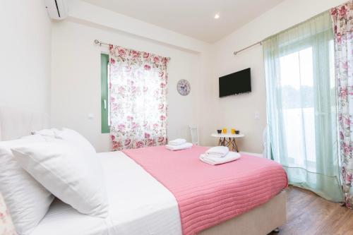 Una cama o camas en una habitación de Domenicas Corfu