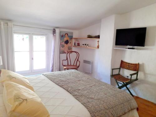 L'atelier au coeur du villageにあるテレビまたはエンターテインメントセンター