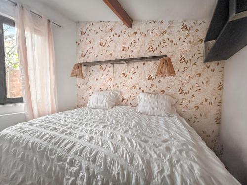 une chambre avec un lit blanc avec deux oreillers dans l'établissement Studio Cosy Terrasse à Versailles, à Versailles