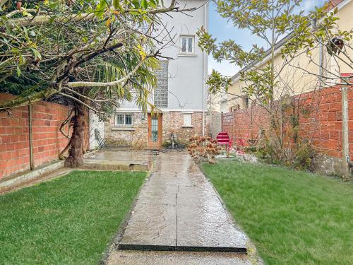 une cour avec un bâtiment en briques et un trottoir dans l'établissement Studio Cosy Terrasse à Versailles, à Versailles
