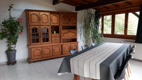 d'une salle à manger avec une table et une armoire en bois. dans l'établissement L 'oustal de Marguerite, à Saint-Sulpice