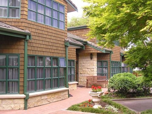 a building with windows and a vase in front of it at Cambridge Mews Motel in Cambridge