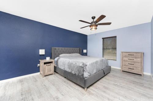 1 dormitorio azul con 1 cama y ventilador de techo en The Spacious Florida Oasis, en Arcadia