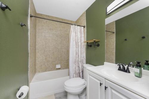 Un baño con un inodoro blanco y un lavabo. en The Spacious Florida Oasis, en Arcadia