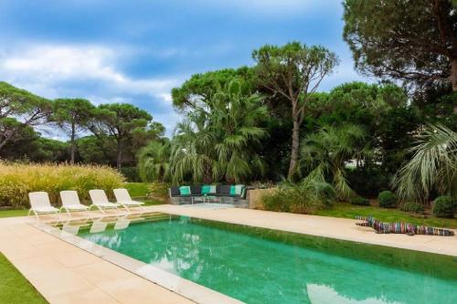 - une piscine avec des chaises longues dans l'établissement Superb Villa in Ramatuelle, à Ramatuelle
