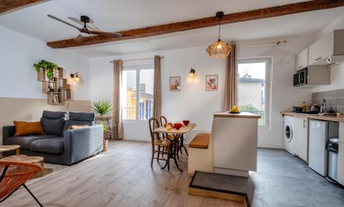 un salon avec un canapé et une table dans l'établissement Charmant Appartement au Cœur du Village de Bedoin, à Bédoin