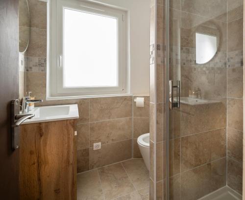 a bathroom with a shower and a sink and a toilet at Charmant Appartement au Cœur du Village de Bedoin in Bédoin
